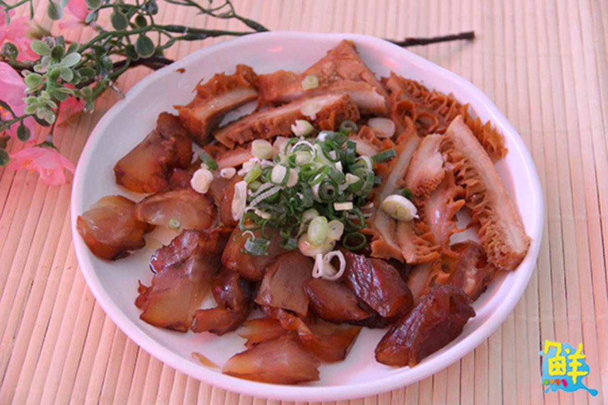 郊遊踏青，別忘了這碗家喻戶曉的牛肉麵 鹽埕老字號美食人氣爆棚 銘邦港園牛肉麵