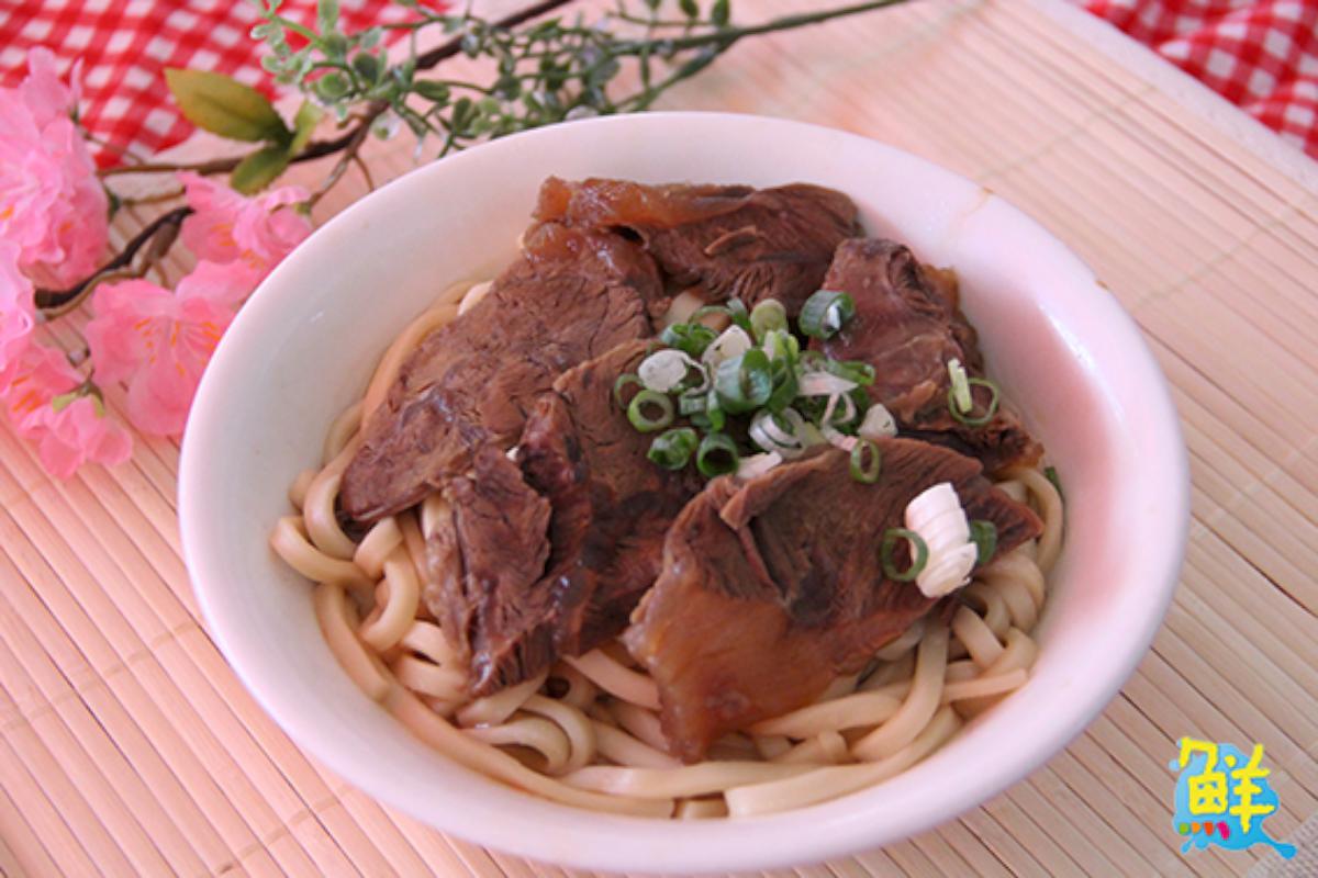 郊遊踏青，別忘了這碗家喻戶曉的牛肉麵 鹽埕老字號美食人氣爆棚 銘邦港園牛肉麵