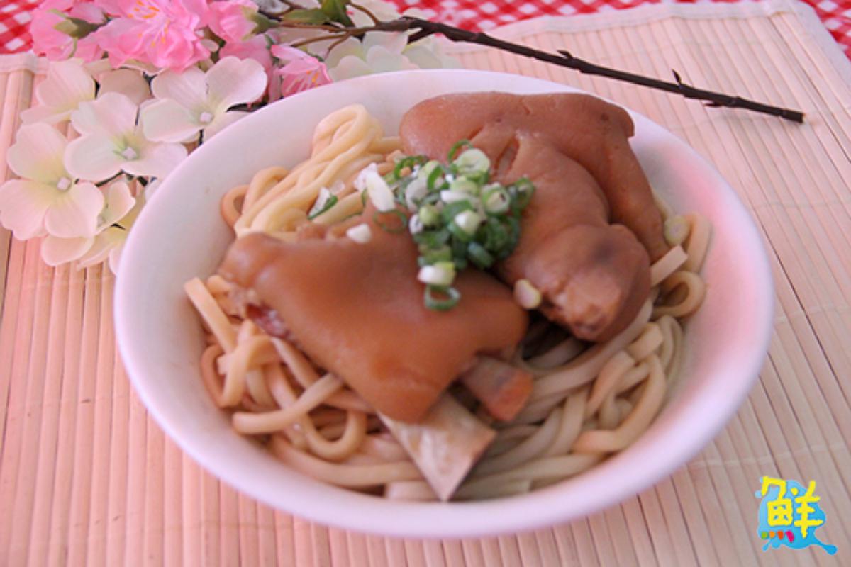 郊遊踏青，別忘了這碗家喻戶曉的牛肉麵 鹽埕老字號美食人氣爆棚 銘邦港園牛肉麵