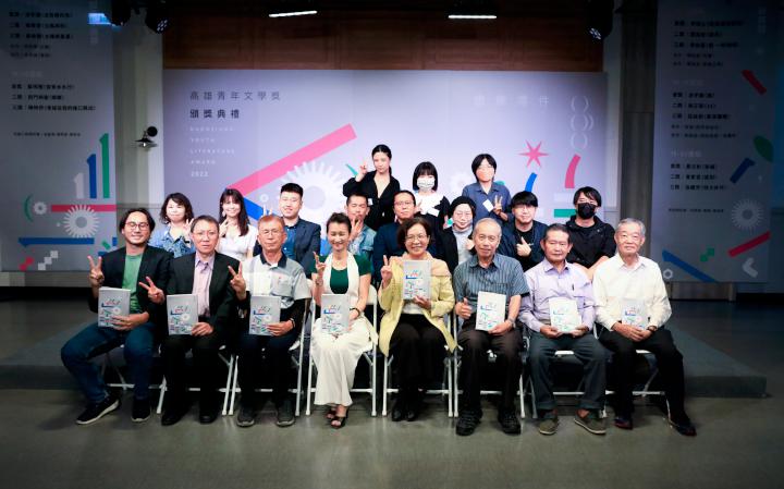 高市圖2022高雄青年文學獎 高雄文學館頒獎表揚37名得主
