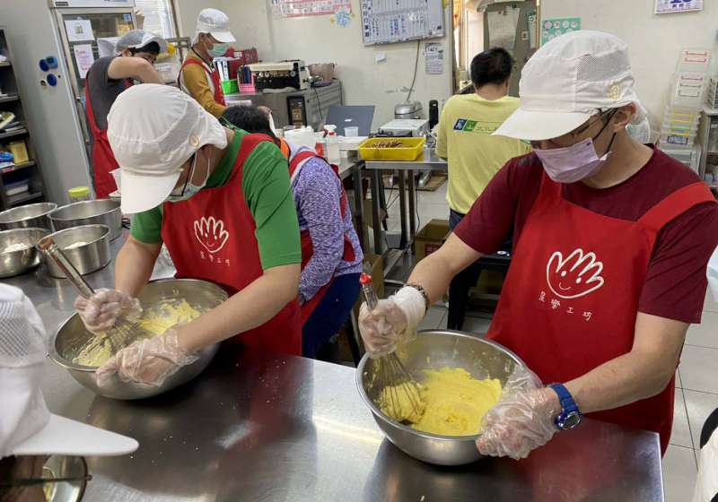 高市社會局邀青年設計師結合身障團體 推中秋限定禮盒上架礙優網開放預定