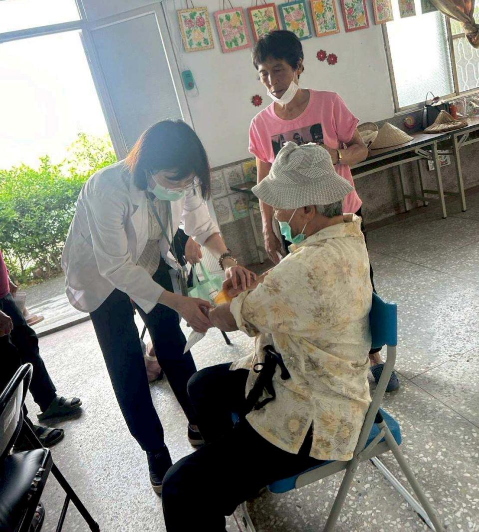 岡山醫院6月夏至養生趣 邀中醫師分享養生秘結體驗刮痧穴位按摩