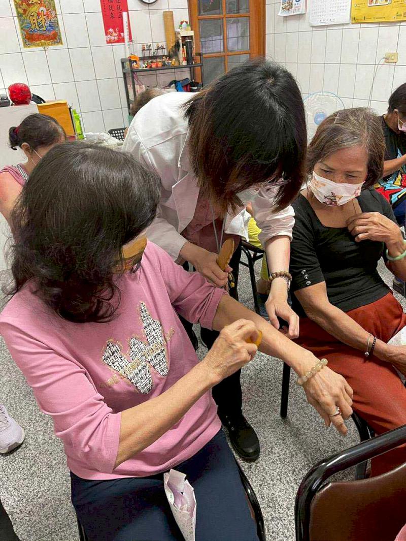 岡山醫院6月夏至養生趣 邀中醫師分享養生秘結體驗刮痧穴位按摩