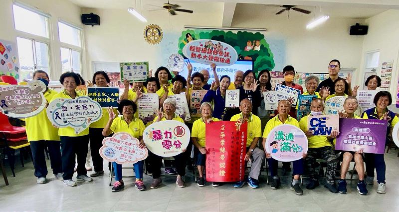 高市旗山廣福社區長期投入性暴力初級預防 榮膺衛福部2朵紫絲帶認證獲貼紅榜祝賀