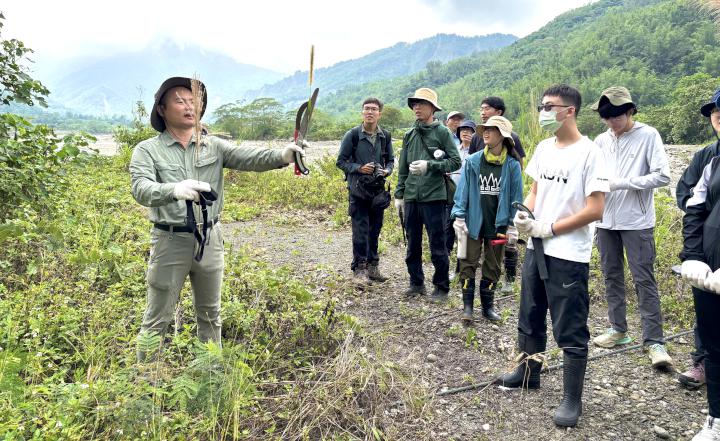 農業局攜手嘉大森林系前進那瑪夏區 講解楠梓仙溪外來種植物揪學員移除