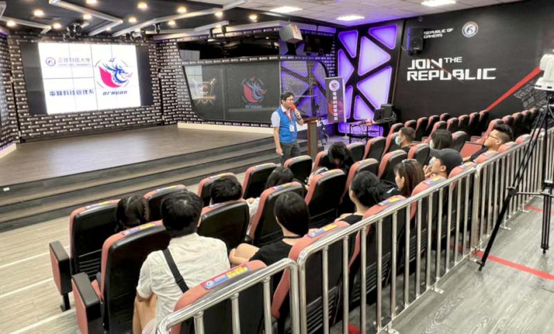 2023高雄國際夏令營8國35名青年 參訪正修科大體驗電競遊戲